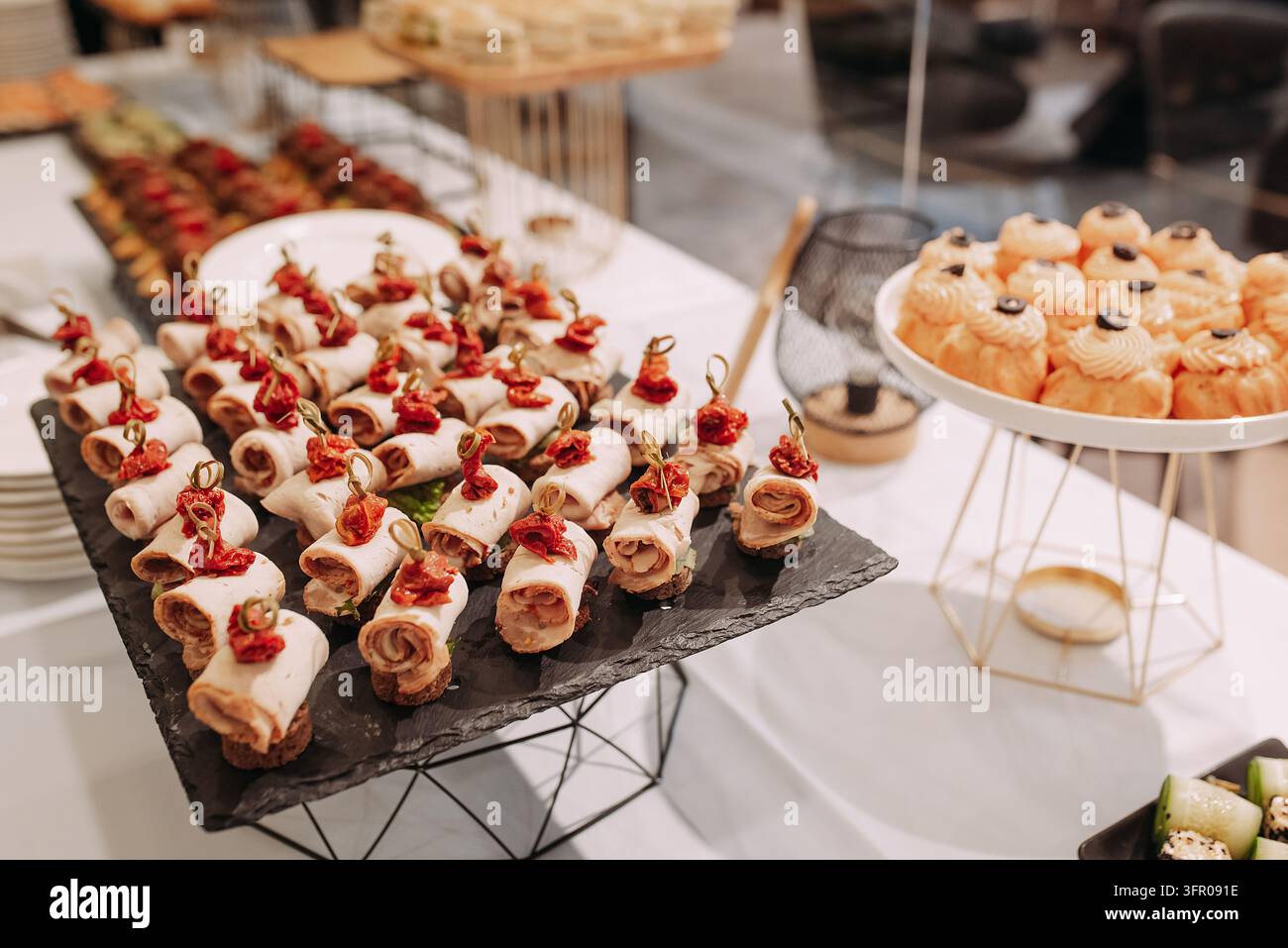 Buffet de catering élégant avec des hors-d'œuvre de viande savoureux et des mini desserts Banque D'Images