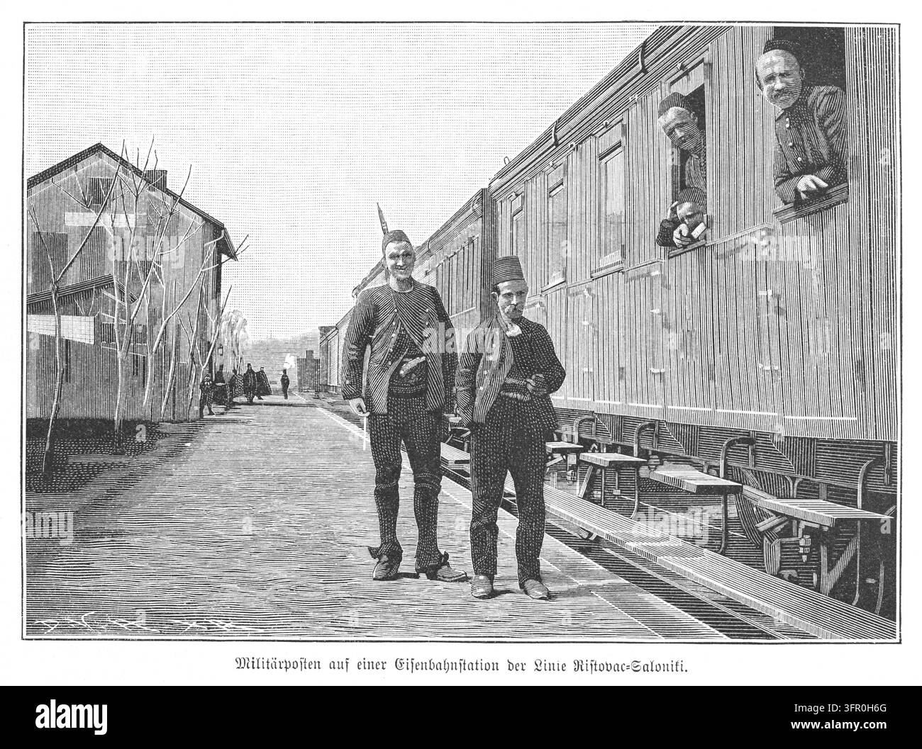 Gardes militaires à une gare sur la ligne Ristovac-Saloniti – Deux hommes en tenue distinctive se tiennent sur le quai tandis que des passagers observent. Banque D'Images