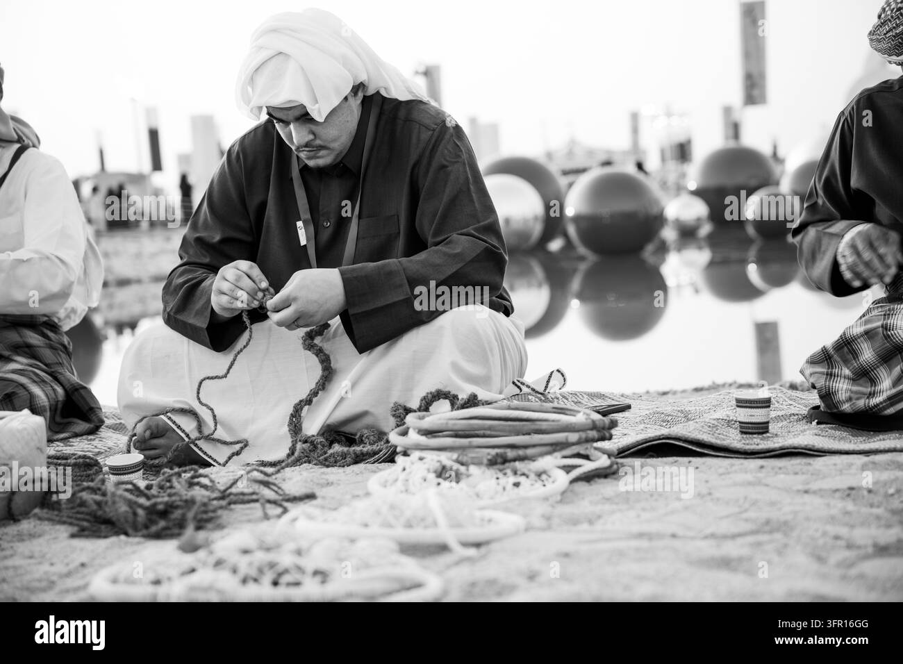 Doha, Qatar, 13 décembre 2024 : Un savoir-faire et une précision exceptionnels dans la manipulation des filets et des cordages hérités incarnent une histoire vivante de lutte maritime Banque D'Images
