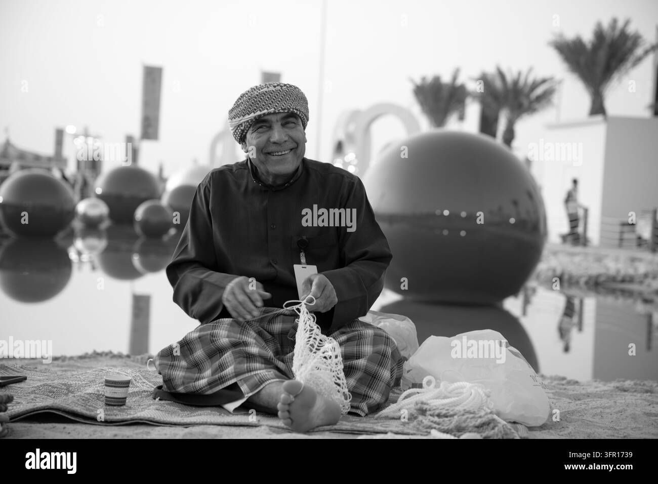 Doha, Qatar, 13 décembre 2024 : Un savoir-faire et une précision exceptionnels dans la manipulation des filets et des cordages hérités incarnent une histoire vivante de lutte maritime Banque D'Images