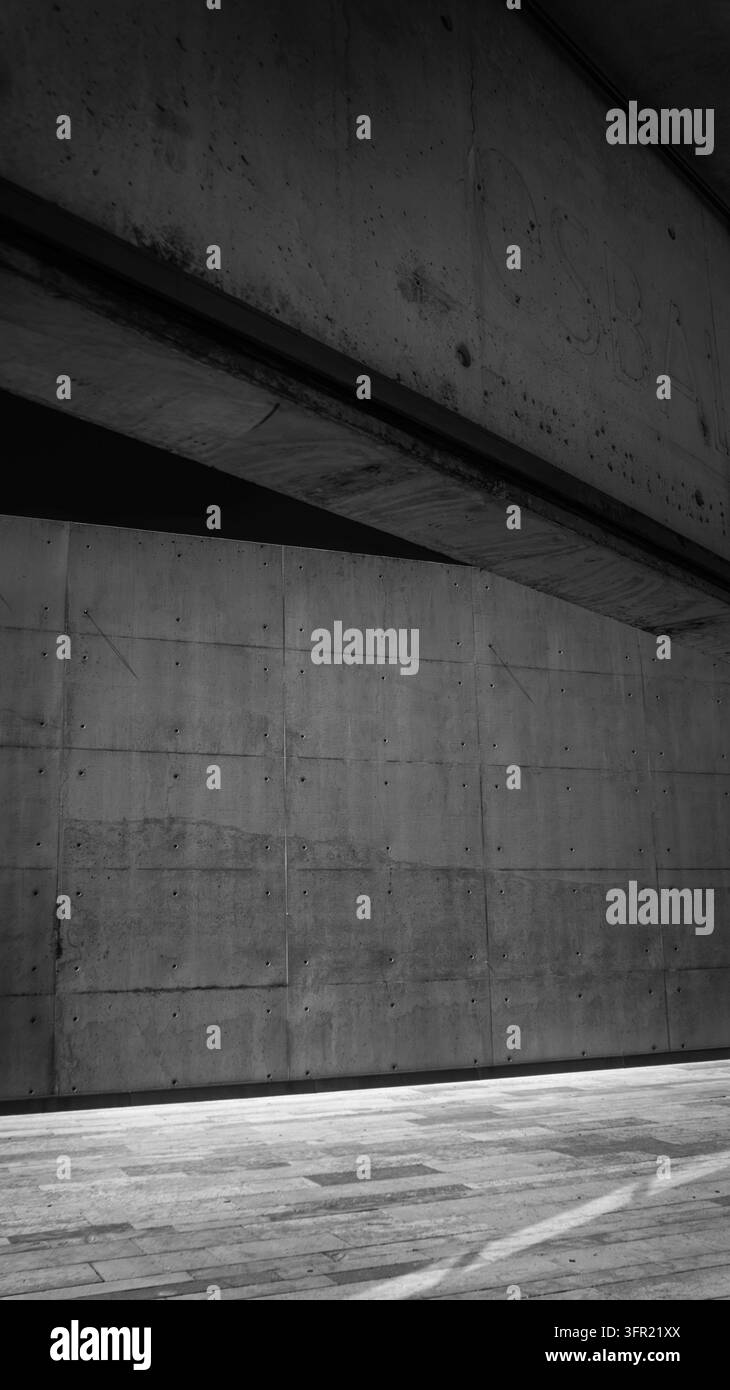 Une composition monochromatique abstraite mettant en valeur les surfaces brutes et texturées de l'architecture brutaliste en béton à Majorque, Espagne. L'image présente Banque D'Images