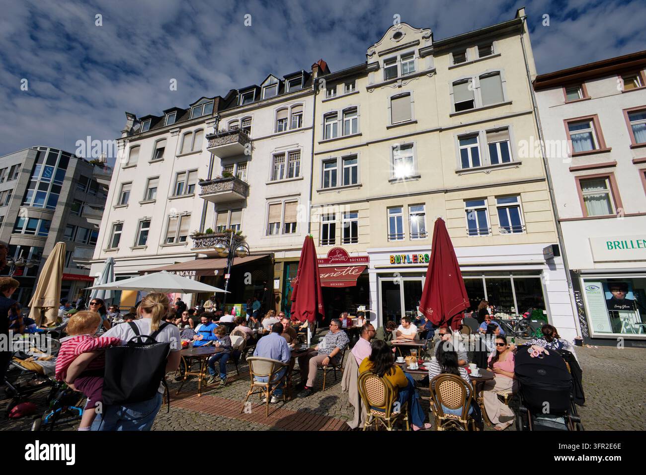 Francfort, Allemagne, 4 octobre 2026 : Des gens profitant des cafés en terrasse et des boutiques le long des façades historiques de la vibrante rue Berger à Francfort-Bornheim et Banque D'Images