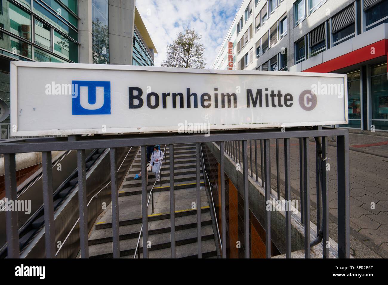Francfort, Allemagne, 4 octobre 2026 : Panneau de la station de métro Bornheim Mitte sur la Berger Strasse à Francfort avec escaliers d'entrée et mod environnant Banque D'Images