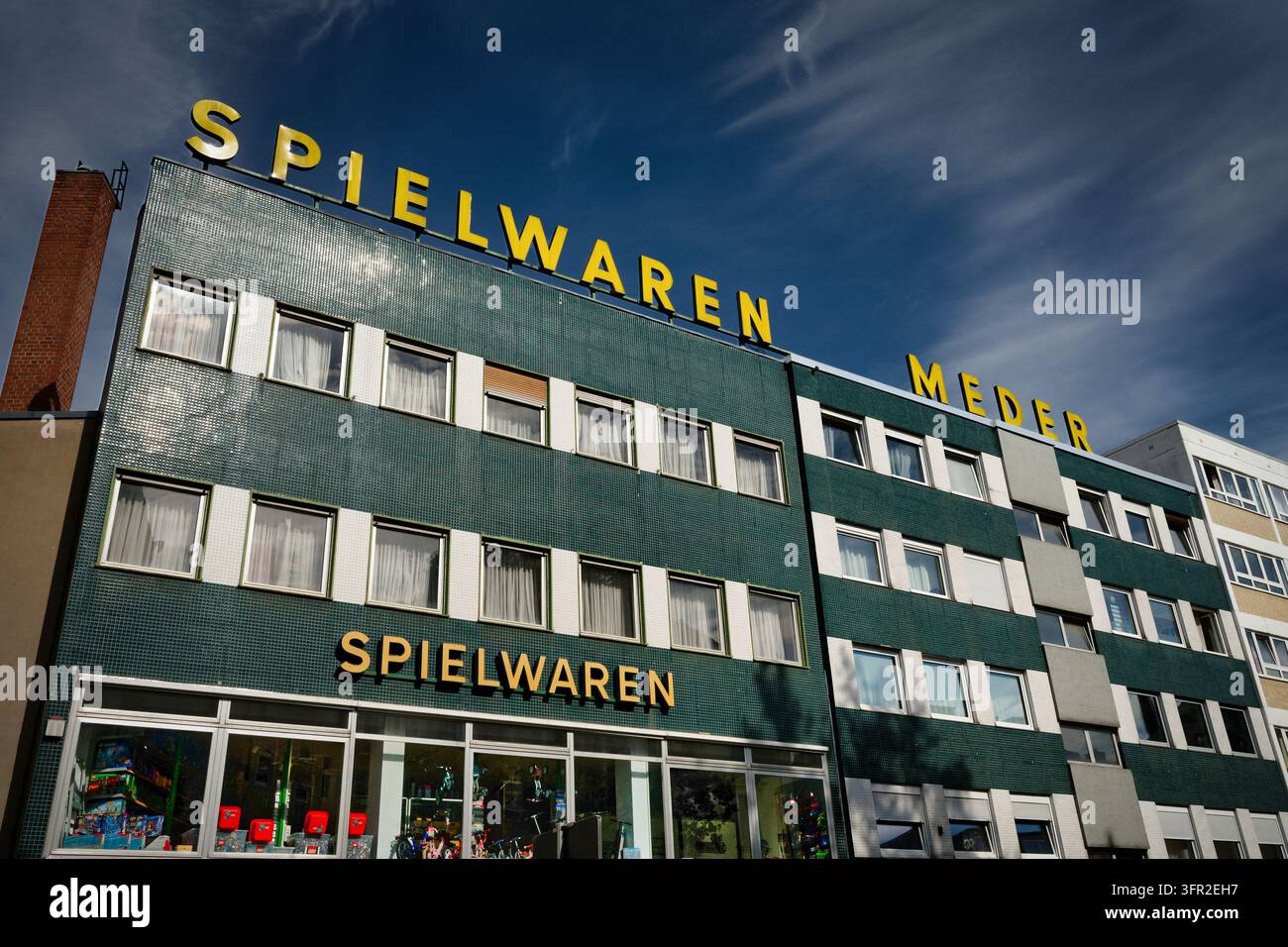 Francfort, Allemagne, 4 octobre 2026 : Façade rétro avec lettrage jaune de la boutique historique de jouets Spielwaren Meder sur la Berger Straße à Francfort-Bornheim Banque D'Images