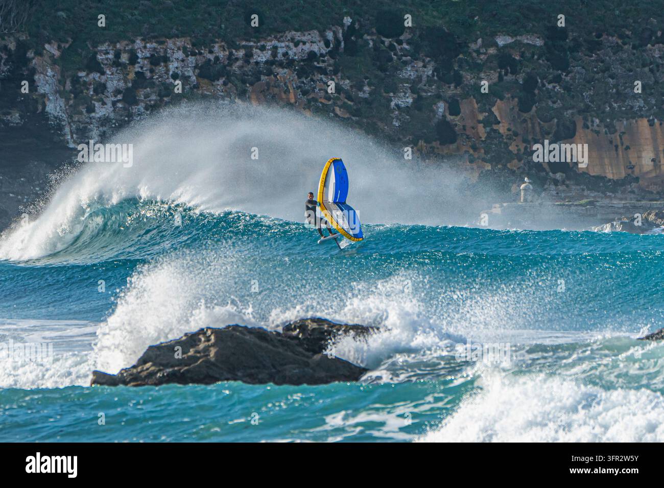 Surf sur aile de voile, Playa de los Lances, Tarifa, Andalousie, Espagne. Banque D'Images