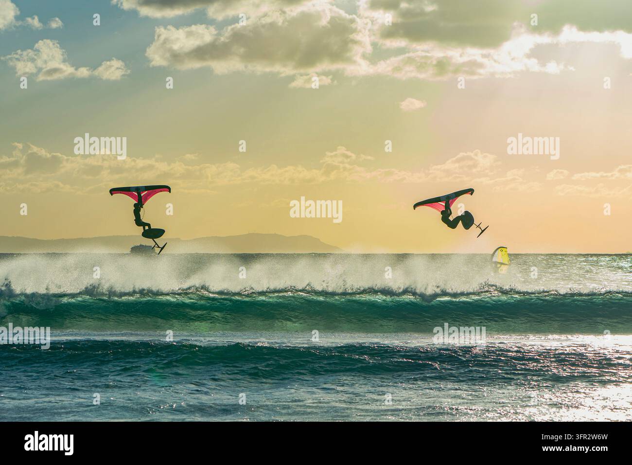 Deux personnes surfant sur des foils à Playa de los Lances, Tarifa, Andalousie, Espagne Banque D'Images