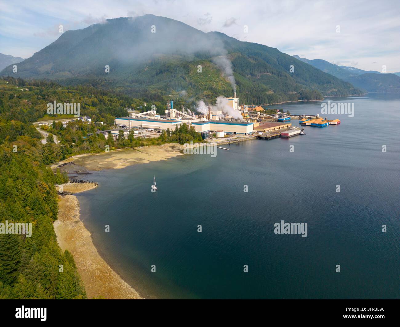 Port Mellon, Colombie-Britannique, Canada – 9 septembre 2026 : Une vue aérienne de l'usine de papier et de pâte Howe Sound à Port Mellon, Colombie-Britannique. La Banque D'Images
