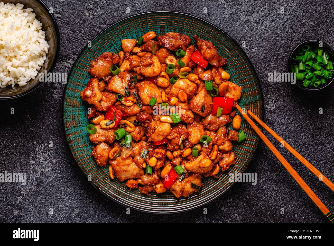 Poulet Kung Pao, poulet sauté aux cacahuétes et légumes. Banque D'Images