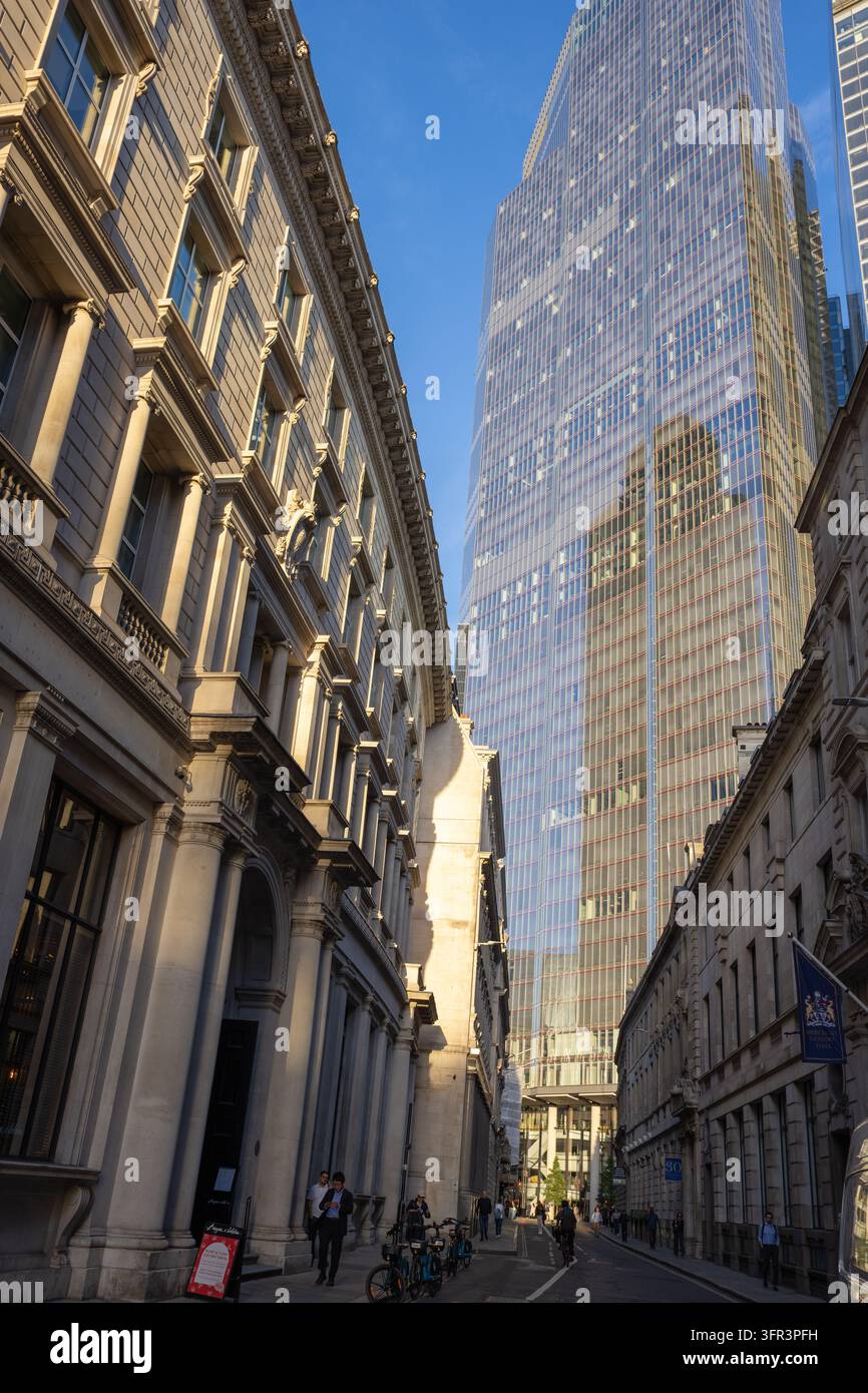 Façades historiques de Threadneedle Street et gratte-ciel du 22 Bishopsgate Banque D'Images