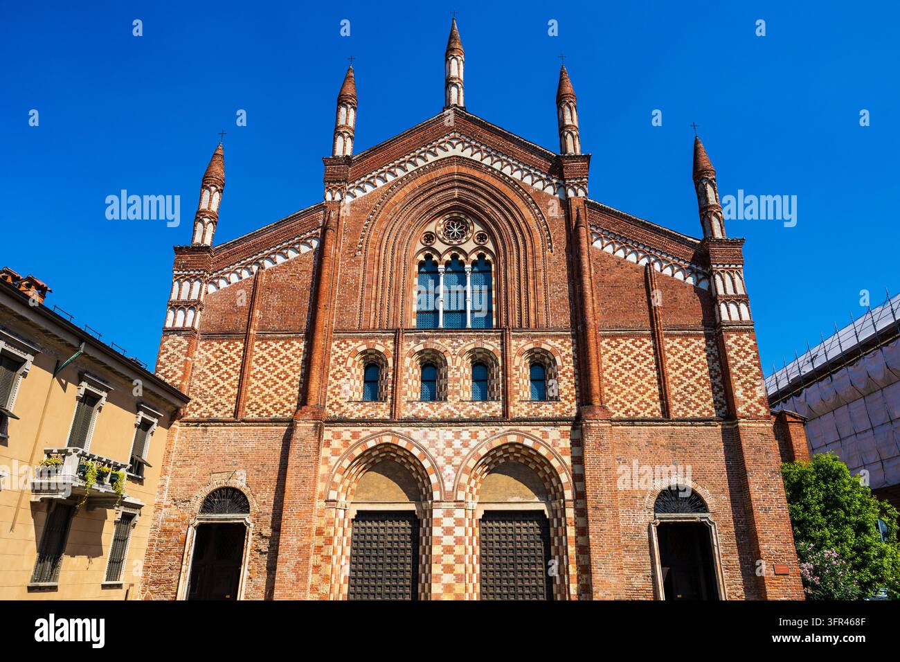 Façade polychrome de la Chiesa di San Francesco d’Assisi Maggiore à Pavie Banque D'Images