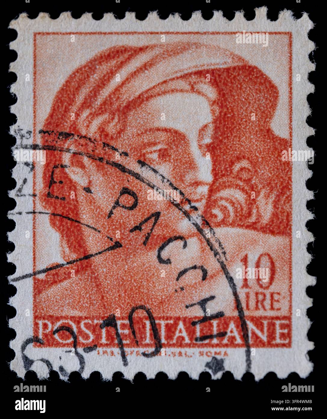 Chiang Mai, Thaïlande : Timbre orange italien de 10 lires des années 1960 usagé avec une tête issue de la fresque du plafond de la Chapelle Sixtine de Michel-Ange, cachet de la poste colis Banque D'Images