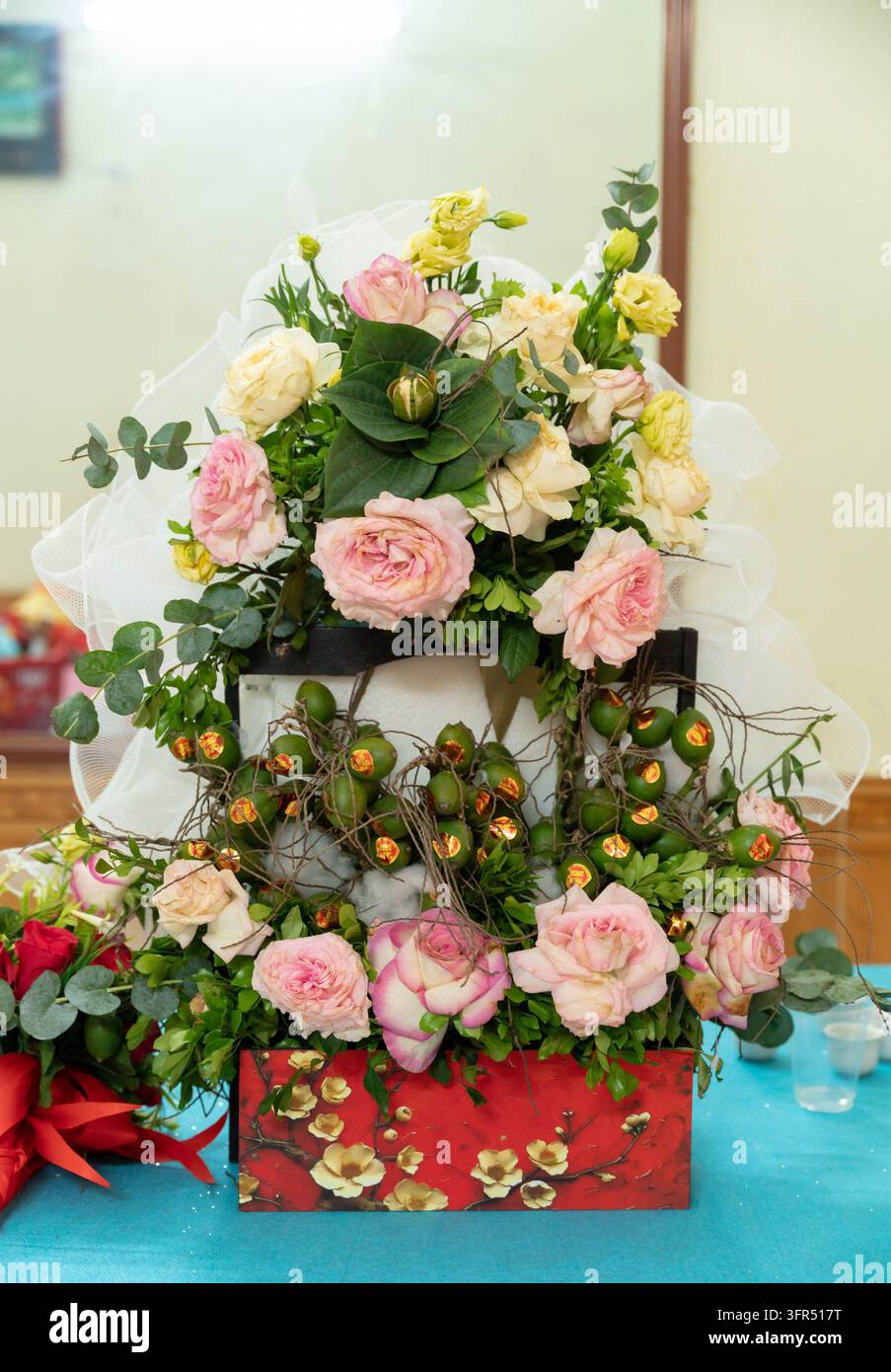 Coffret cadeau de fiançailles traditionnel décoré de roses roses et de noix de bétel vertes pour un mariage Banque D'Images
