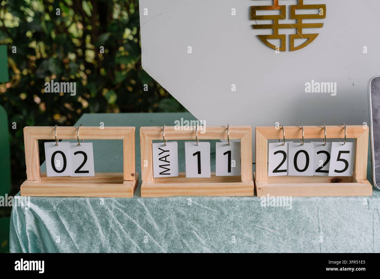 Calendrier en bois indiquant le 11 mai 2025 pour une date de célébration de mariage Banque D'Images