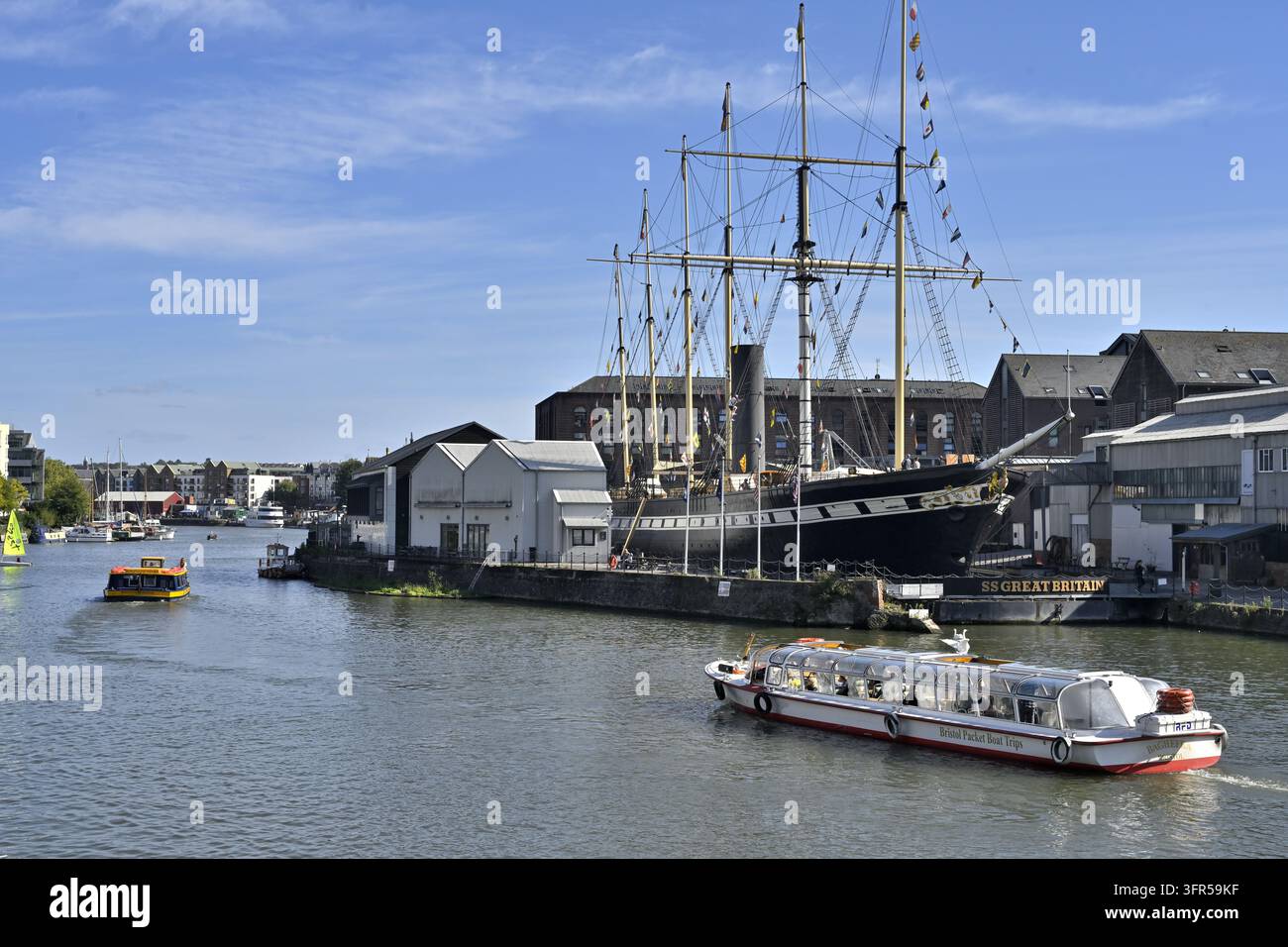 The Pump House pub avec ferry, cale sèche avec SS Great Britain, Royaume-Uni Banque D'Images