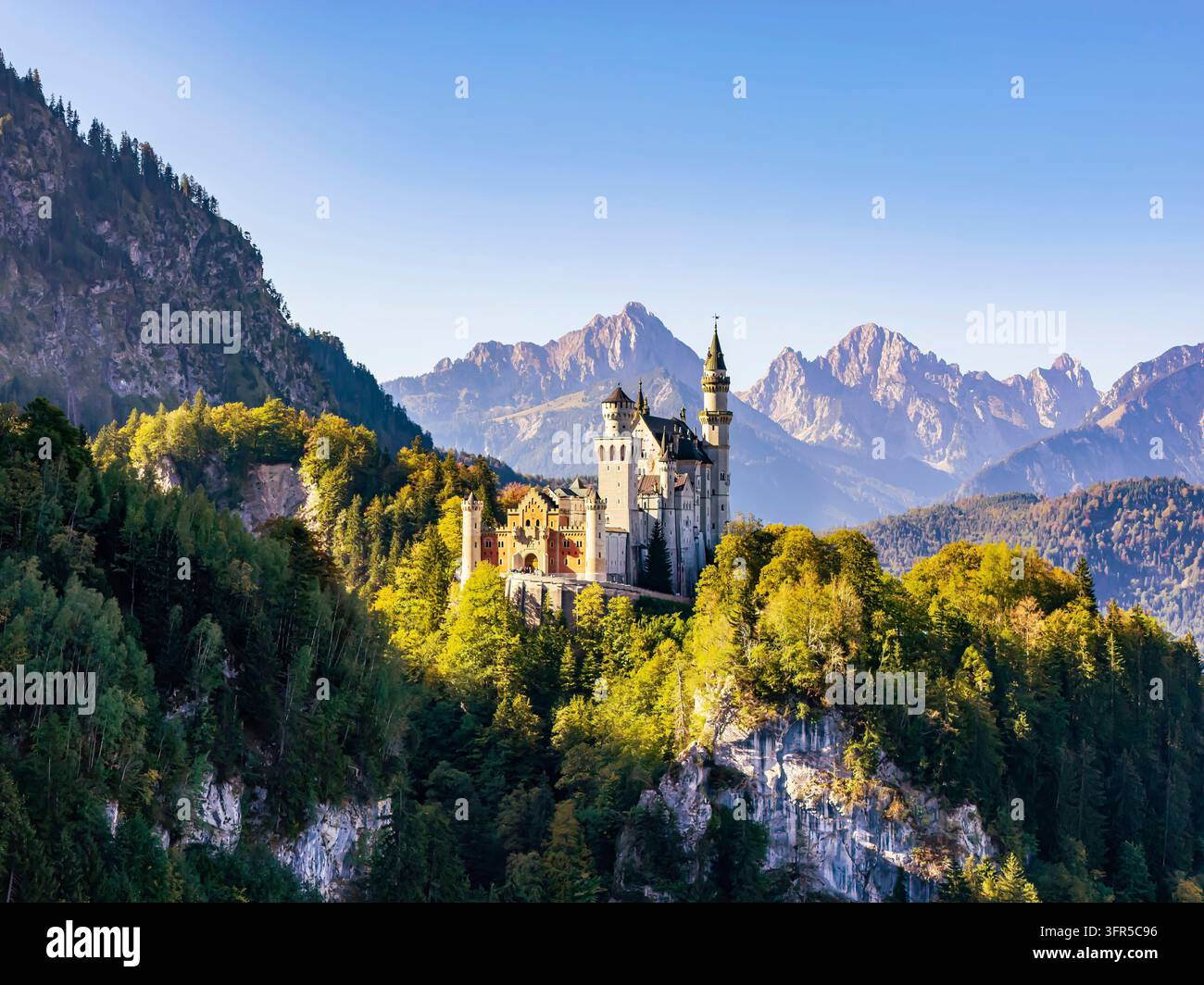 Château de Neuschwanstein. Le château de conte du roi Louis II de Bavière est l'une des attractions les plus célèbres et les plus visitées d'Allemagne. Le château a été Banque D'Images