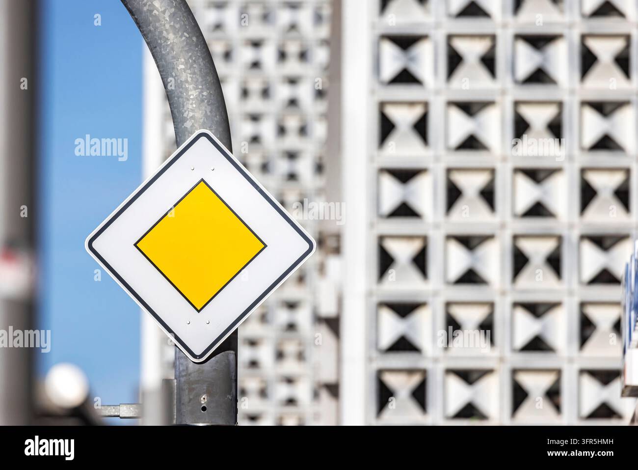 La Galeria Kaufhof Reutlingen est définitivement fermée. Les carreaux Horten sur la façade sont en relief dans un style et en harmonie avec une route qui montre le chemin. R Banque D'Images