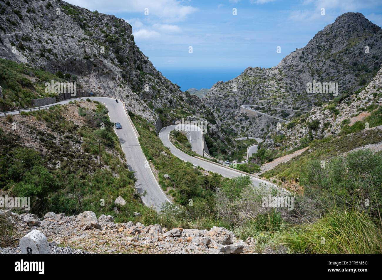 Route sinueuse en serpentin en direction de sa calobra, Majorque avec paysage de montagne et mer en arrière-plan, majorque Banque D'Images
