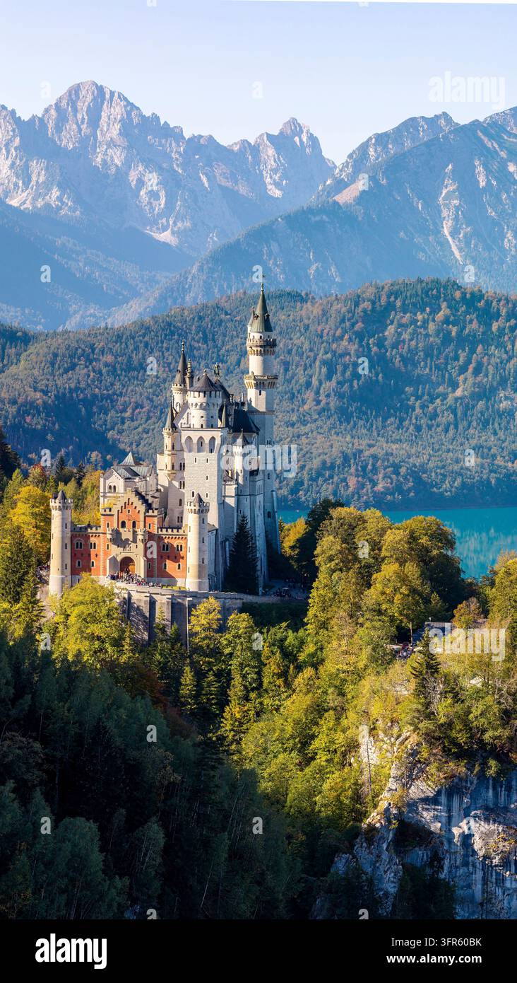Château de Neuschwanstein. Le château de conte du roi Louis II de Bavière est l'une des attractions les plus célèbres et les plus visitées d'Allemagne. Le château a été Banque D'Images