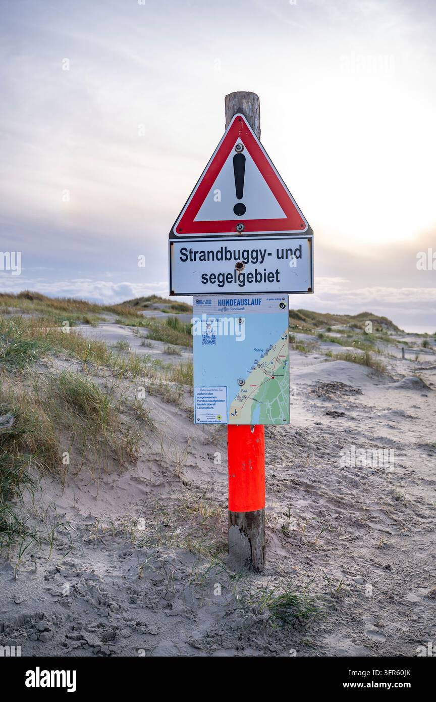 Un panneau d'avertissement sur une plage de sable indique Strandbuggy- und segelgebiet, indiquant une partie de la plage où il y a des rochers et des vagues. St Peter Ording Banque D'Images