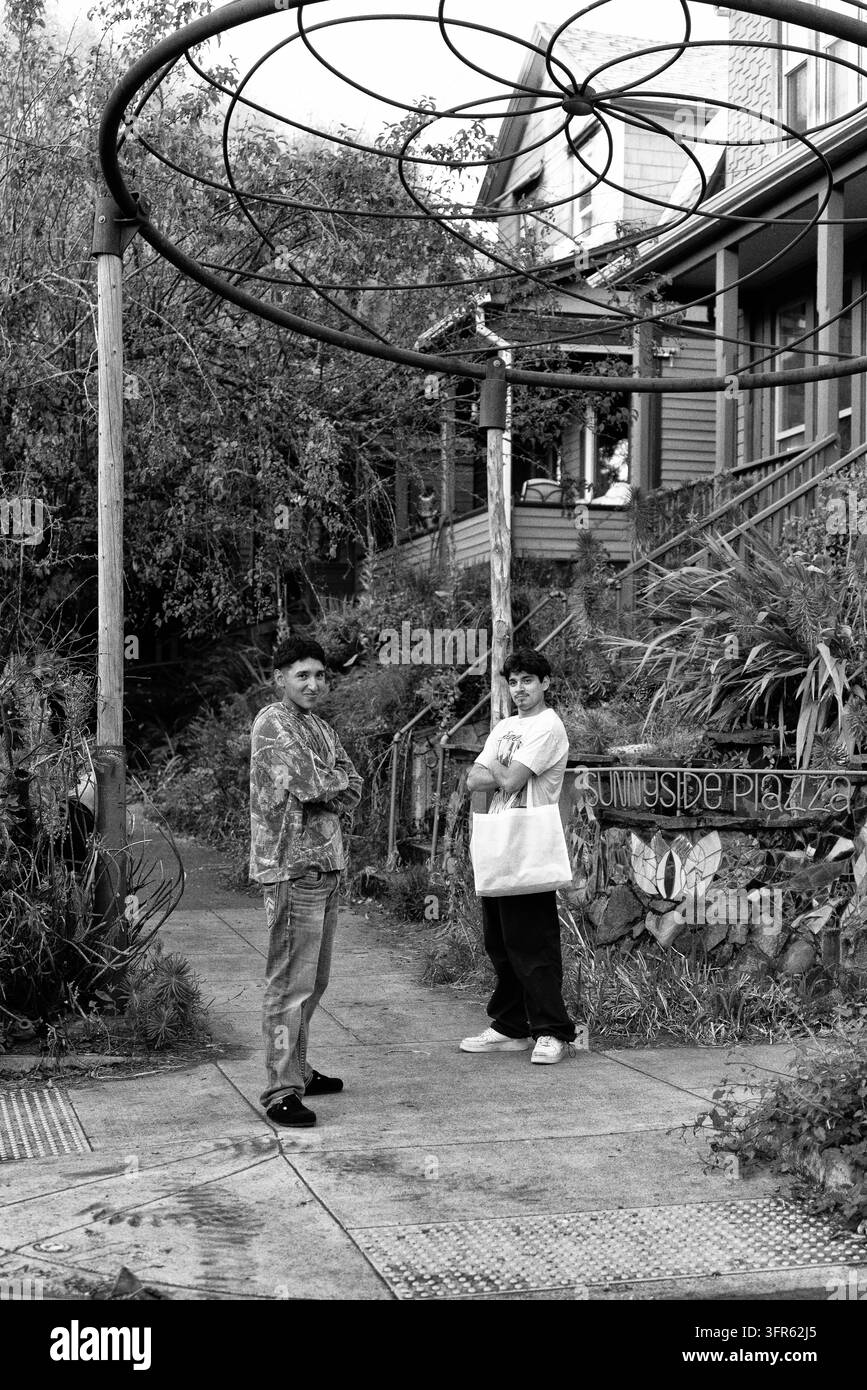Deux jeunes hommes debout dans le jardin de Sunnyside Plaza, Portland, Oregon Banque D'Images