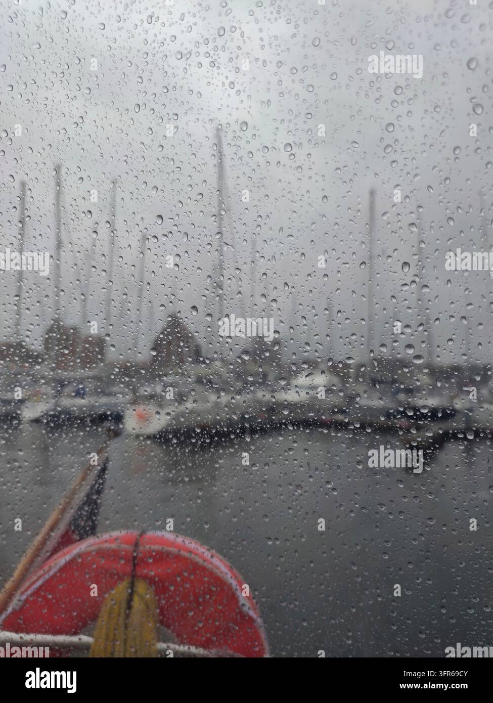 Jour de pluie dans le port Banque D'Images