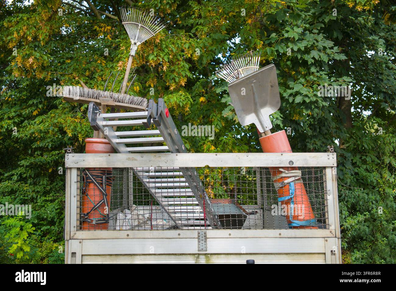 Outils de jardinage sur une remorque automobile Banque D'Images
