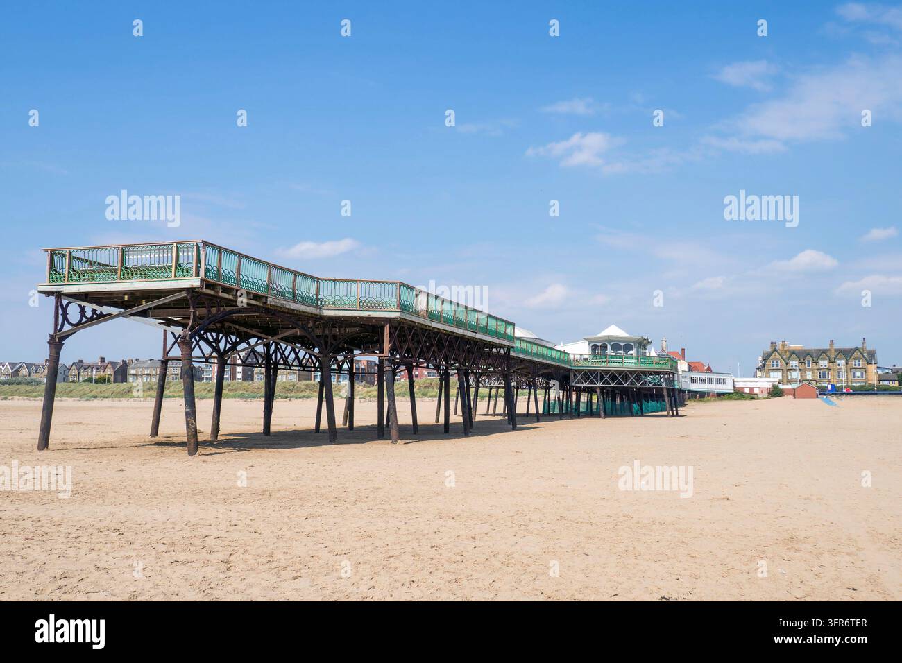 La jetée édouardienne à Lytham St Annes sur la mer en été avec la plage à marée basse Banque D'Images