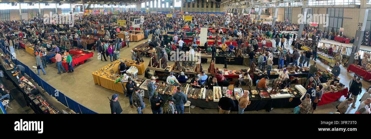Tulsa, Oklahoma – 9 novembre 2019 : Exposition d'armes où les gens peuvent acheter et vendre des armes et des articles connexes. Éditorial. Banque D'Images