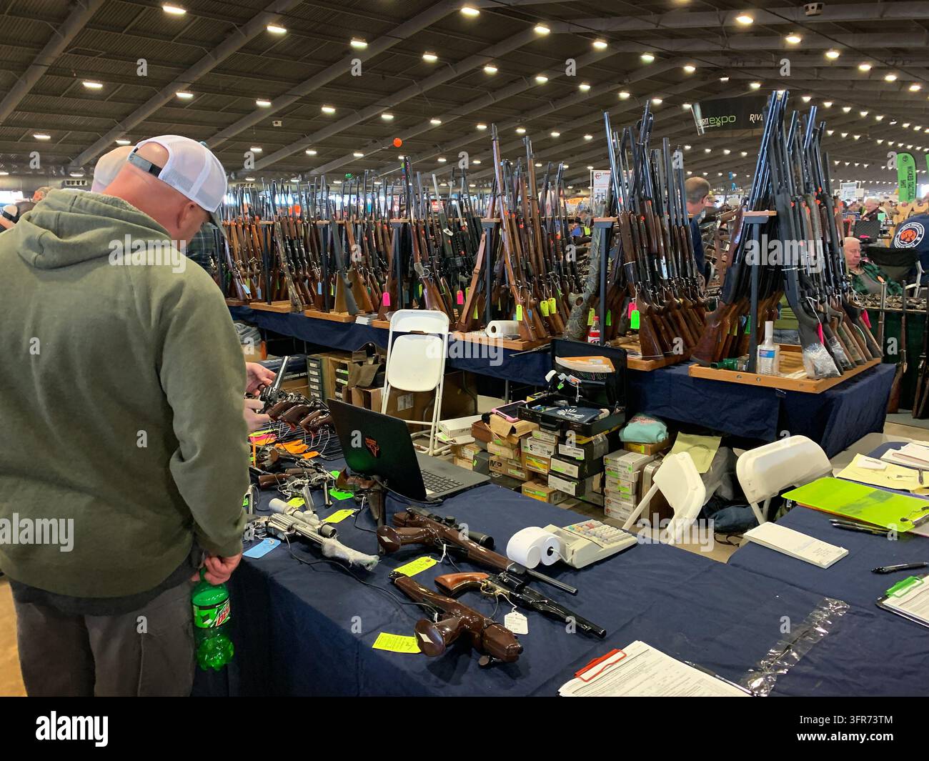Tulsa, Oklahoma – 9 novembre 2019 : Exposition d'armes où les gens peuvent acheter et vendre des armes et des articles connexes. Éditorial. Banque D'Images