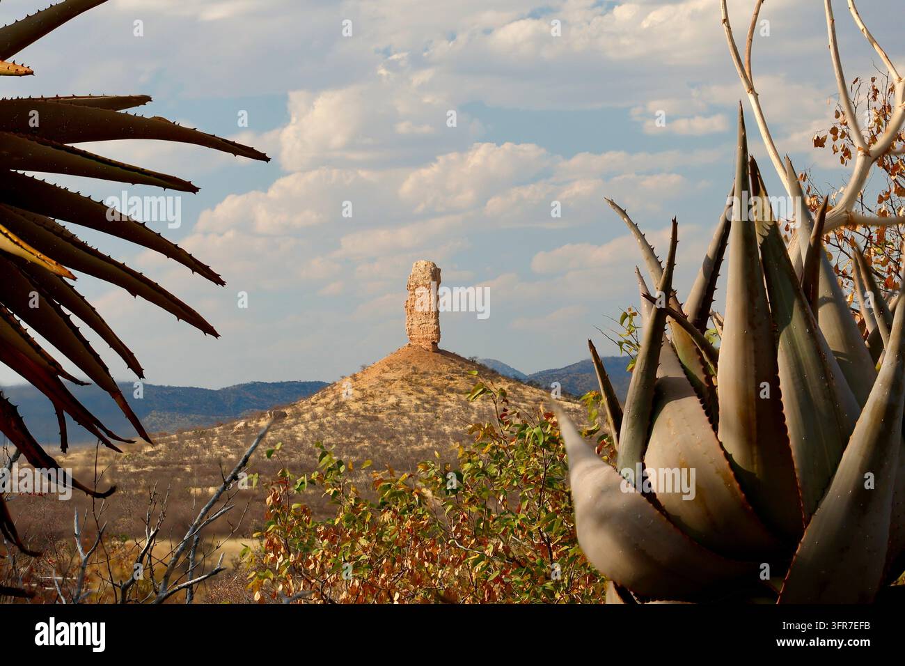 Namibie, Khorixas, Kunene, Damaraland, Vingerklip, aiguille de roche, doigt de roche, 35 m de haut, dit montagne témoin, roche sédimentaire, circonférence de la base Banque D'Images