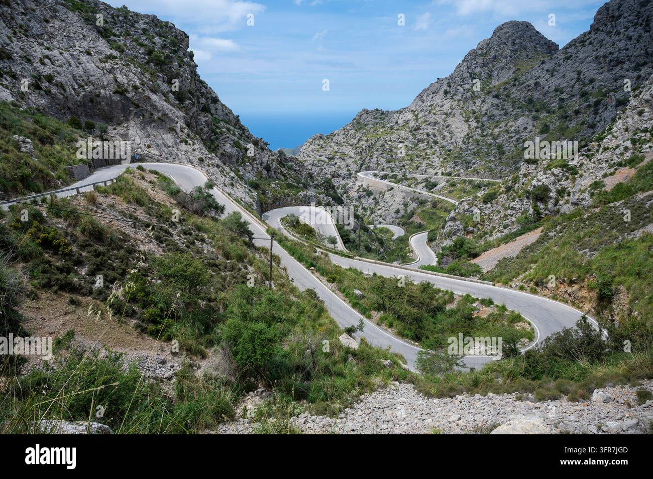 Route sinueuse en serpentin en direction de sa calobra, Majorque avec paysage de montagne et mer en arrière-plan, majorque Banque D'Images