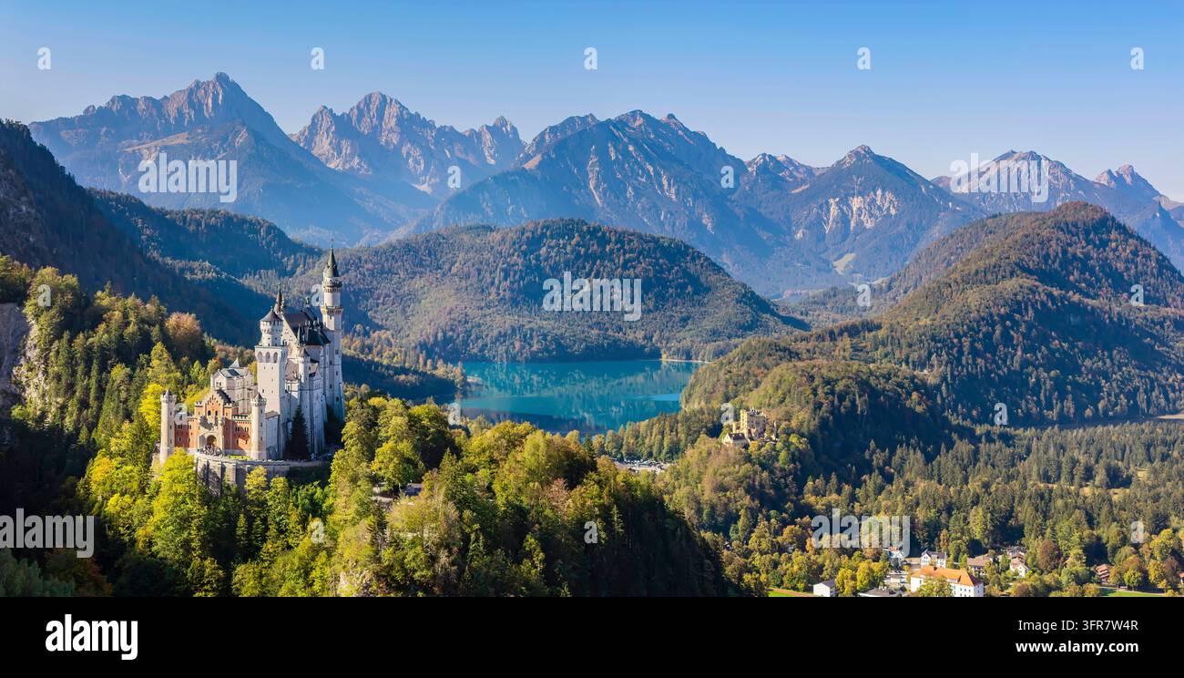 Château de Neuschwanstein. Le château de conte du roi Louis II de Bavière est l'une des attractions les plus célèbres et les plus visitées d'Allemagne. Le château a été Banque D'Images
