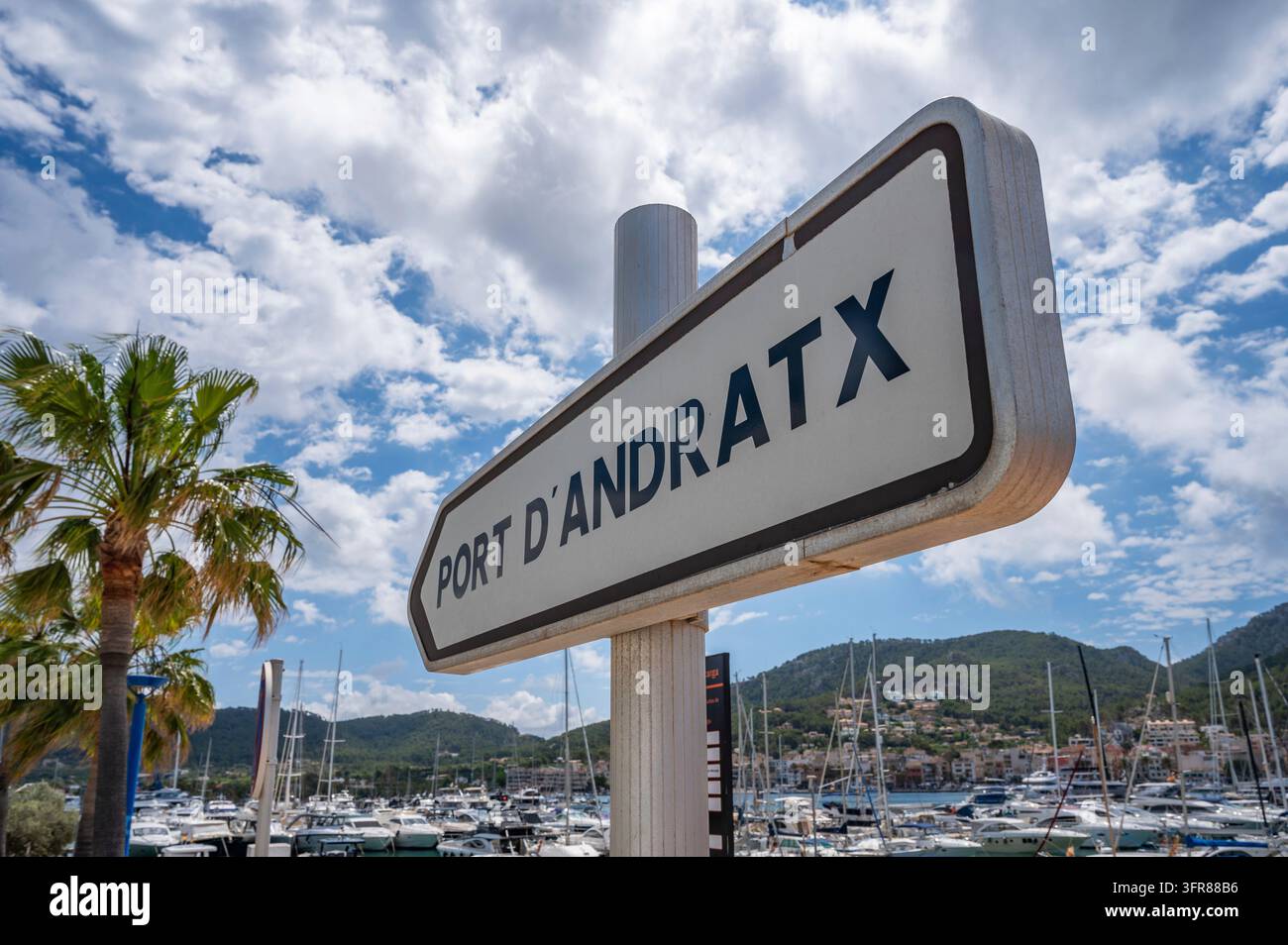 Port Andratx, Mallorca signe au port avec des navires et des yachts en arrière-plan, Majorque, plan horizontal à faible angle Banque D'Images