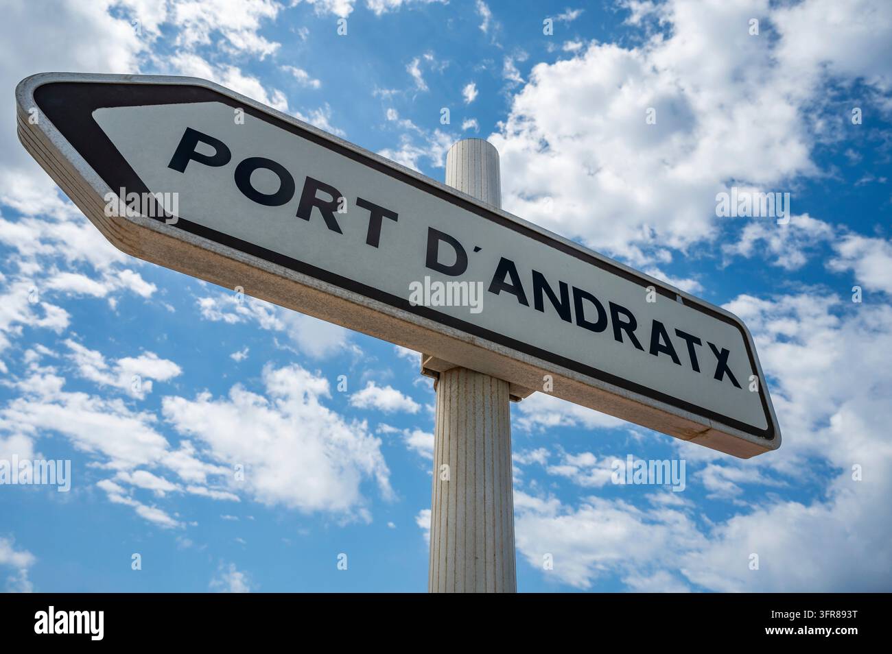 Port Andratx, Mallorca signe au port avec le ciel en arrière-plan, Majorque, plan horizontal bas angle Banque D'Images