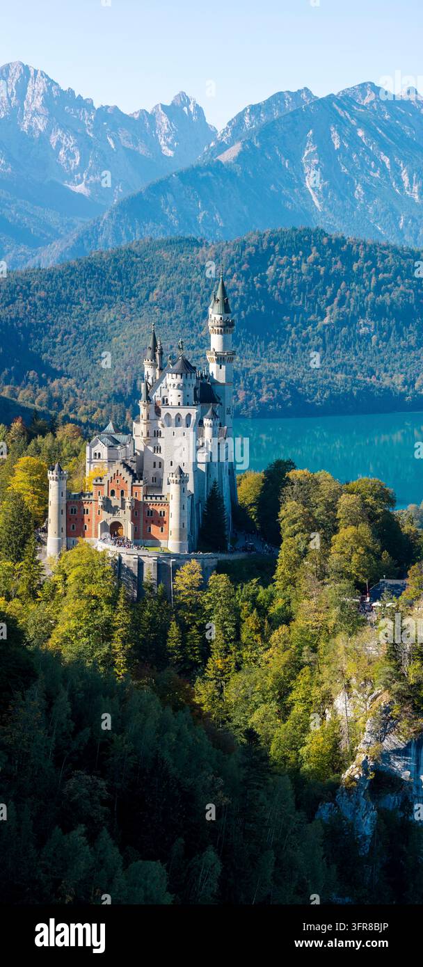 Château de Neuschwanstein. Le château de conte du roi Louis II de Bavière est l'une des attractions les plus célèbres et les plus visitées d'Allemagne. Le château a été Banque D'Images