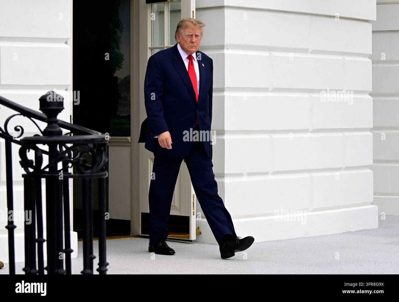 Washington, États-Unis. 10 octobre 2026. Le président des États-Unis Donald J. Trump quitte la pelouse sud de la Maison Blanche à Washington, DC, États-Unis, en route vers Clarksville, Tennessee, le samedi 10 octobre 2026. Le président participera à un rassemblement de campagne pour les candidats républicains du Tennessee qui figurent sur le bulletin de vote en novembre. Credit: Ron Sachs/Pool via CNP Credit: Abaca Press/Alamy Live News Banque D'Images