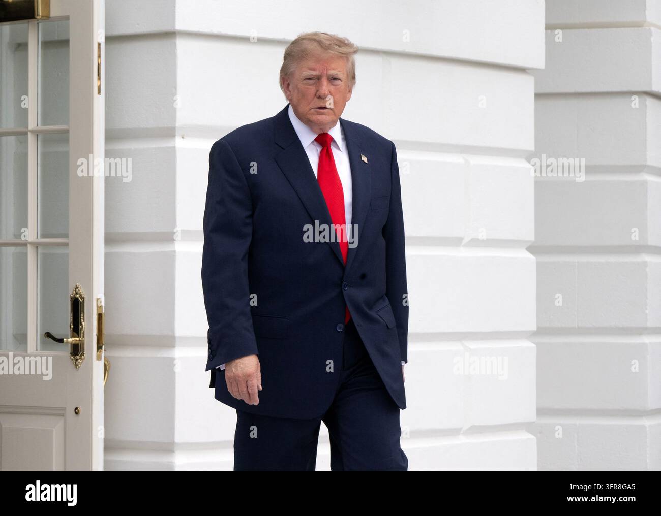 Washington, États-Unis. 10 octobre 2026. Le président des États-Unis Donald J. Trump quitte la pelouse sud de la Maison Blanche à Washington, DC, États-Unis, en route pour Clarksville, Tennessee, le samedi 10 octobre 2026. Le président participera à un rassemblement de campagne pour les candidats républicains du Tennessee qui sont en ballotage en novembre.Credit: Ron Sachs/Pool via CNP Credit: Abaca Press/Alamy Live News Banque D'Images