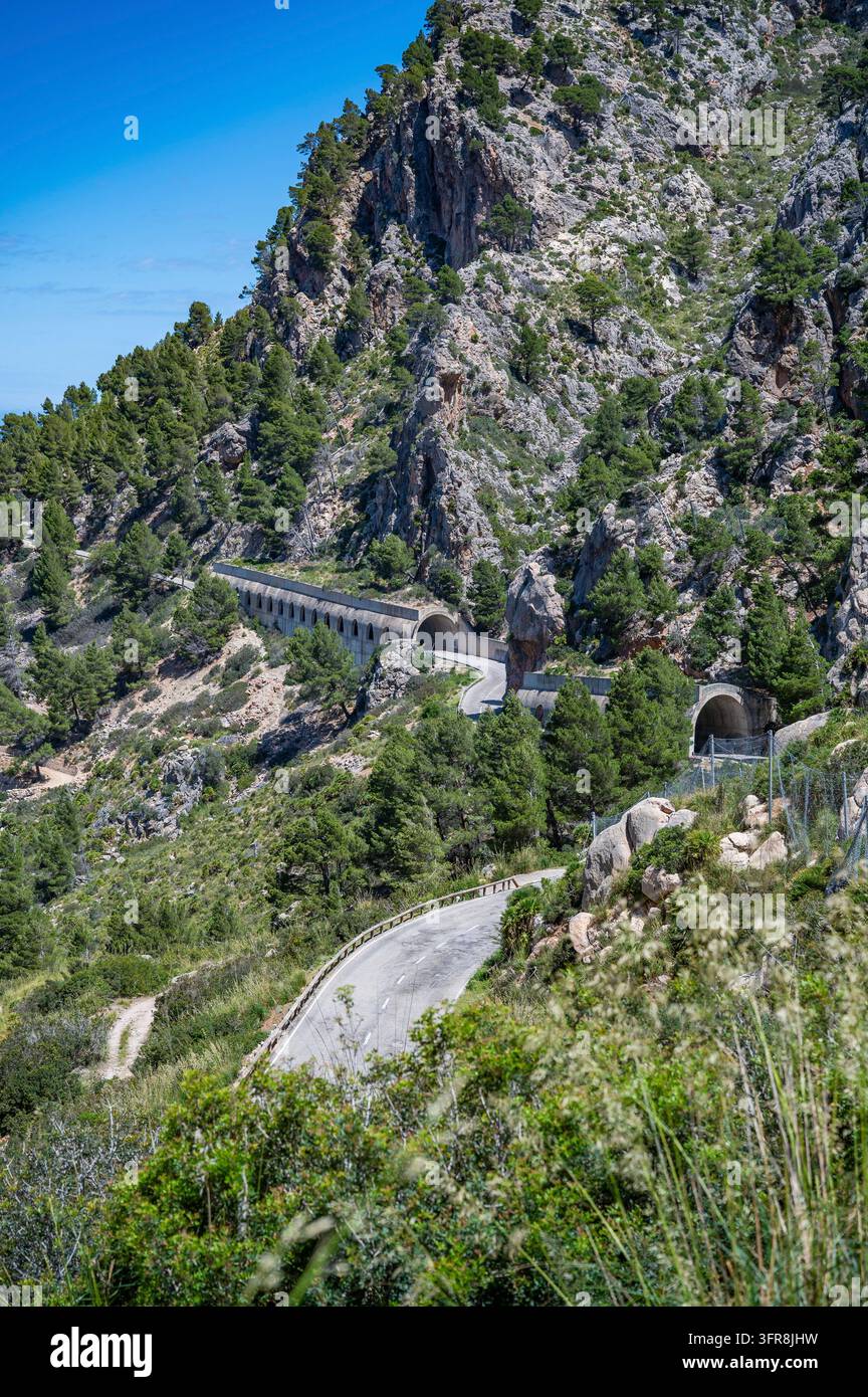 Route de montagne avec tunnel dans la Serra de Tramuntana, Majorque, vue de loin, plan vertical, majorque Banque D'Images
