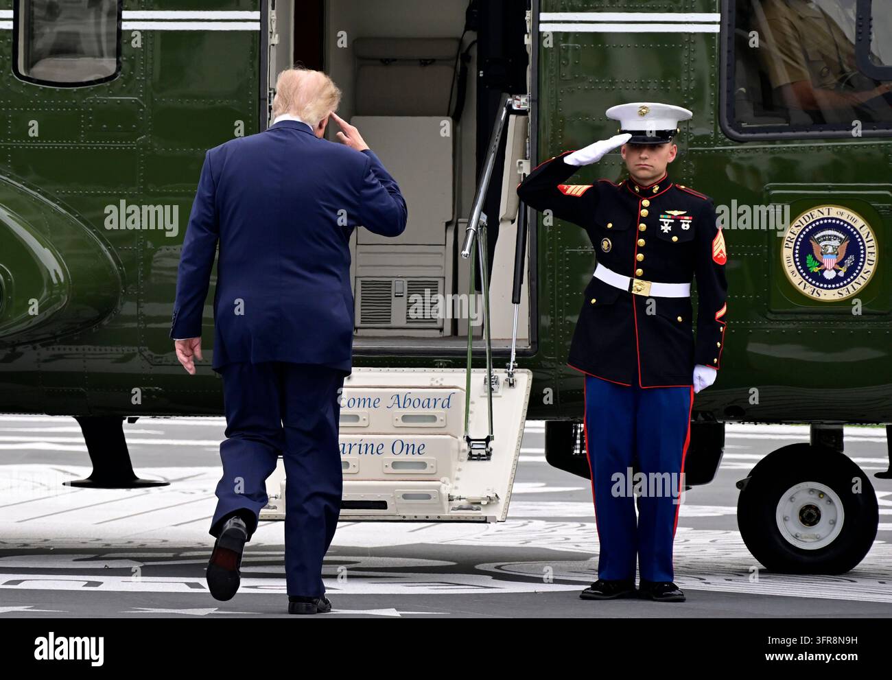 Washington, États-Unis. 10 octobre 2026. Le président des États-Unis Donald J. Trump salue la Garde marine alors qu'il quitte la pelouse sud de la Maison Blanche à Washington, DC, en route pour Clarksville, Tennessee, le samedi 10 octobre 2026. Le président participera à un rassemblement de campagne pour les candidats républicains du Tennessee qui seront sur le bulletin de vote en novembre. Photo de Ron Sachs/UPI Credit : UPI/Alamy Live News Banque D'Images