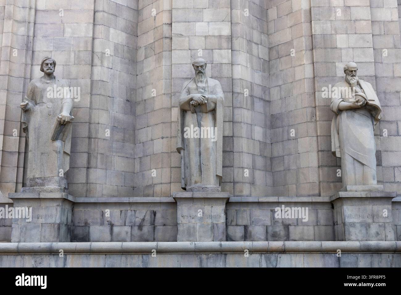 Range de statues d'érudits arméniens alignés le long de la façade en pierre de l'institut des manuscrits Maténadaran, Erevan, Erevan, Arménie Banque D'Images