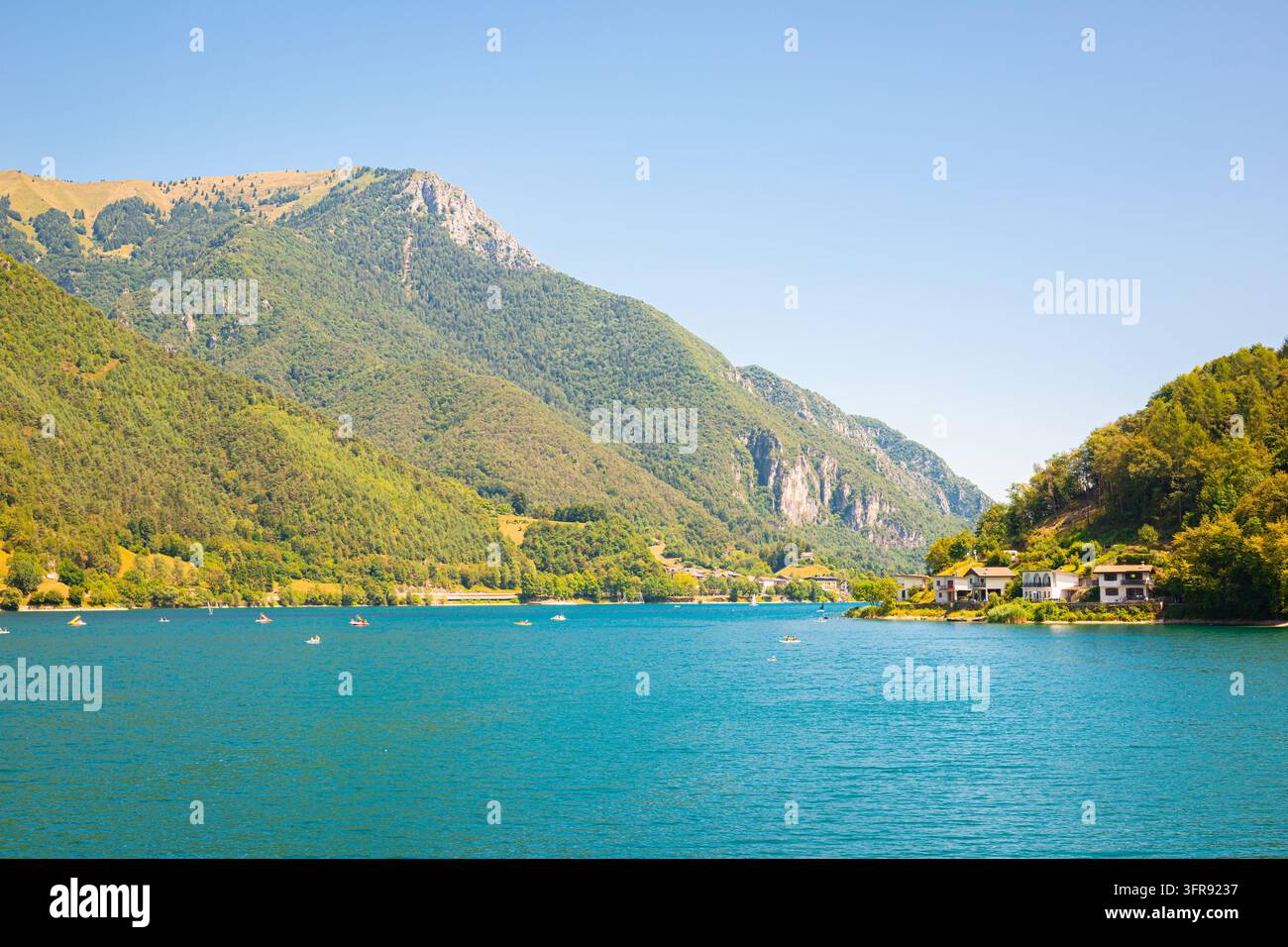 Lac de montagne turquoise "Lago di Ledro" dans le nord de l'Italie par une journée d'été ensoleillée. Banque D'Images