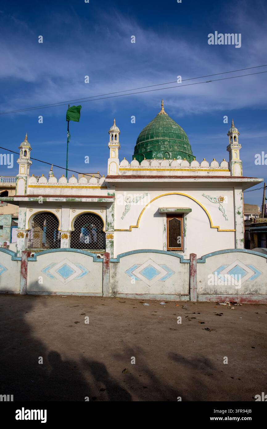 Mosquée à dôme vert et blanc avec minarets et un drapeau se dressant contre un ciel bleu profond, Gujarat, Mandvi, Inde Banque D'Images