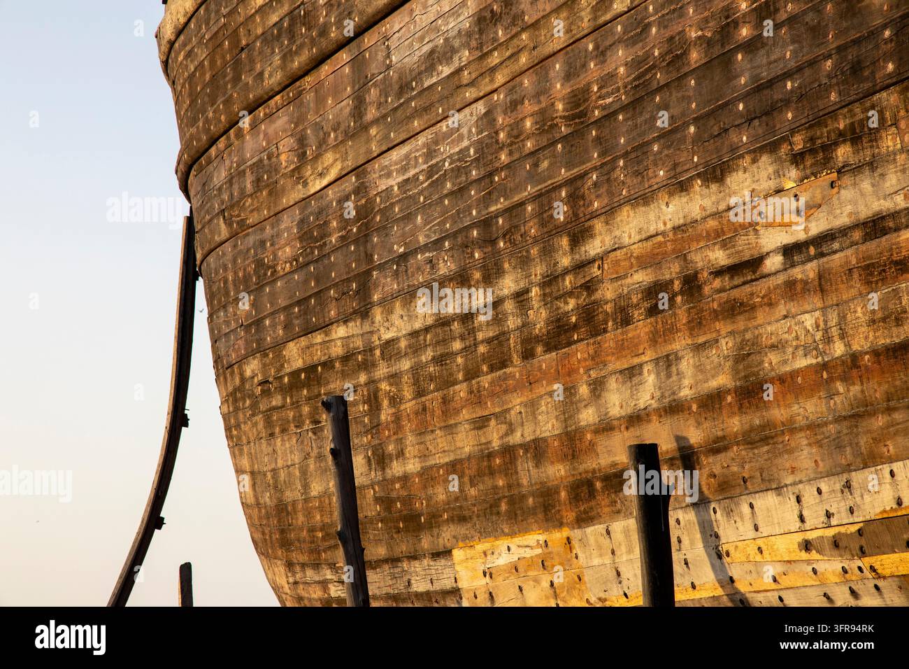 Close-up de planches de coque en bois érodées, fixées par des chevilles en bois sous une lumière chaude du soleil, Gujarat, Mandvi, Inde Banque D'Images