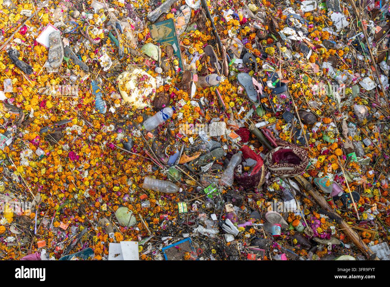 Vue aérienne de fleurs de souci flottantes, bouteilles en plastique et déchets recouvrant l'eau de la rivière lors du Maha Kumbh Mela, Uttar Pradesh, Prayagraj, Inde Banque D'Images