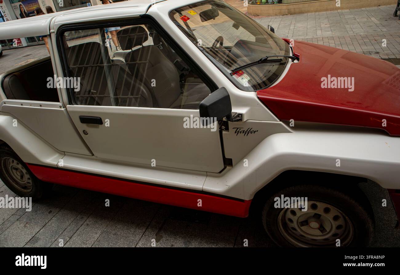 GANDIA, ESPAGNE - 4 OCTOBRE 2026 Vue latérale d'une voiture utilitaire de loisir vintage Mega Tjaffer garée sur une rue de la ville. Banque D'Images