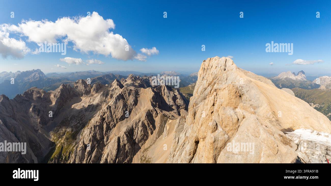 Vue panoramique large en haute altitude depuis le sommet du Marmolada, Dolomites, Italie Banque D'Images