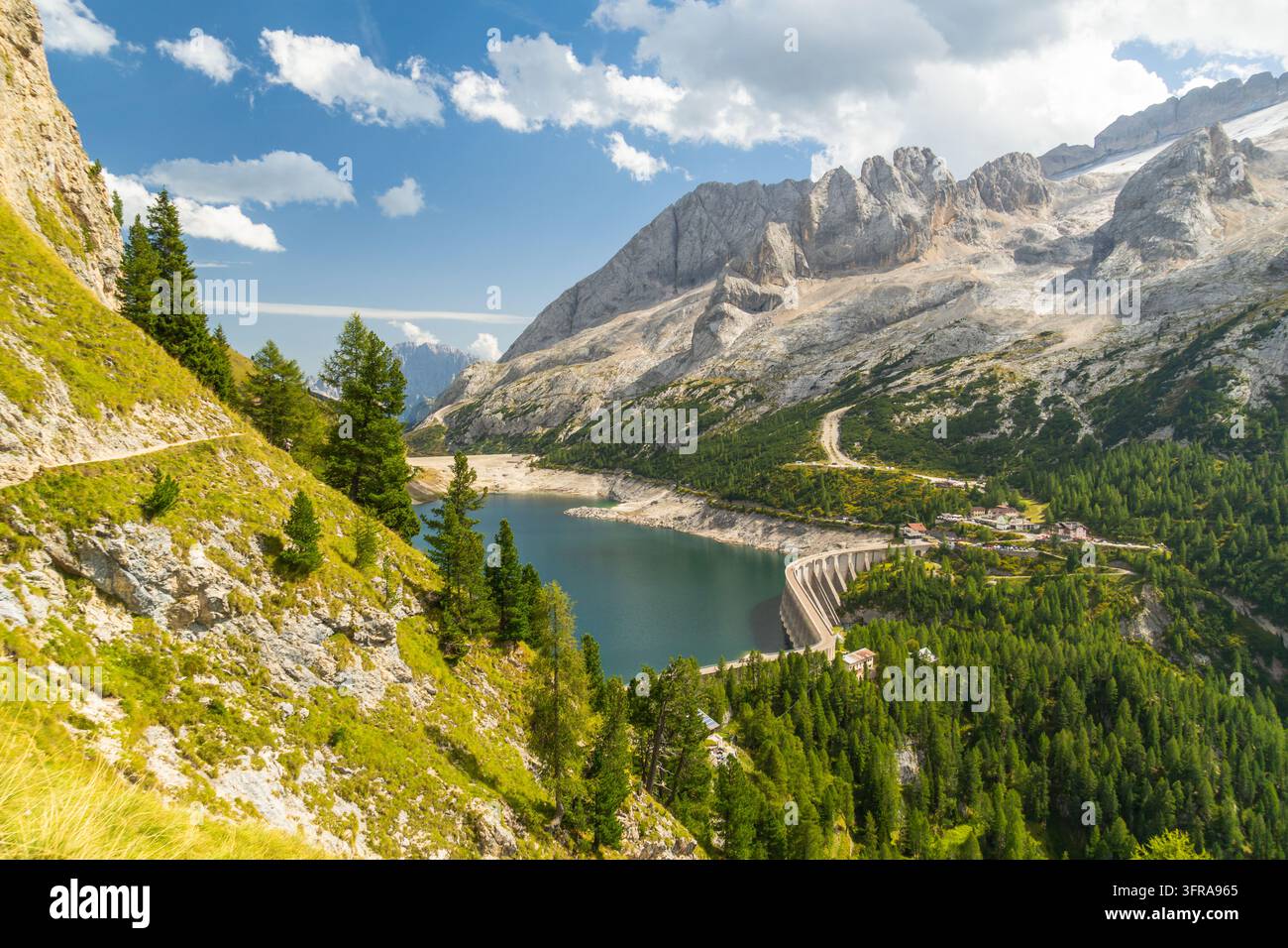 Belle vue du lac de Fedaia et du barrage sous le mont Marmolada, Dolomites, Italie Banque D'Images
