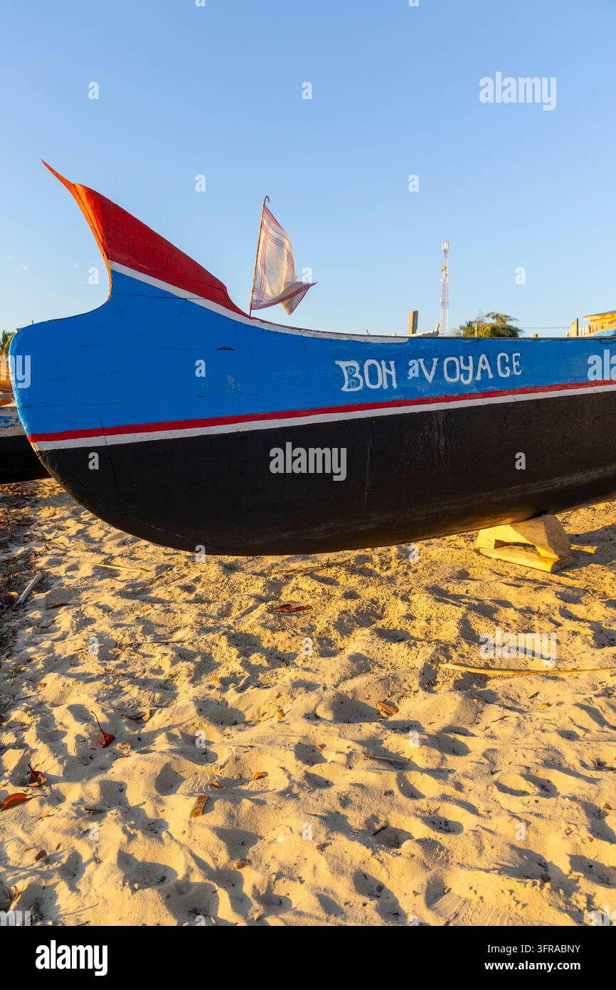 Proue colorée d'un bateau de pêche en bois peint avec les mots Bon Voyage reposant sur le sable, Menabe, Belo sur Mer, Madagascar Banque D'Images