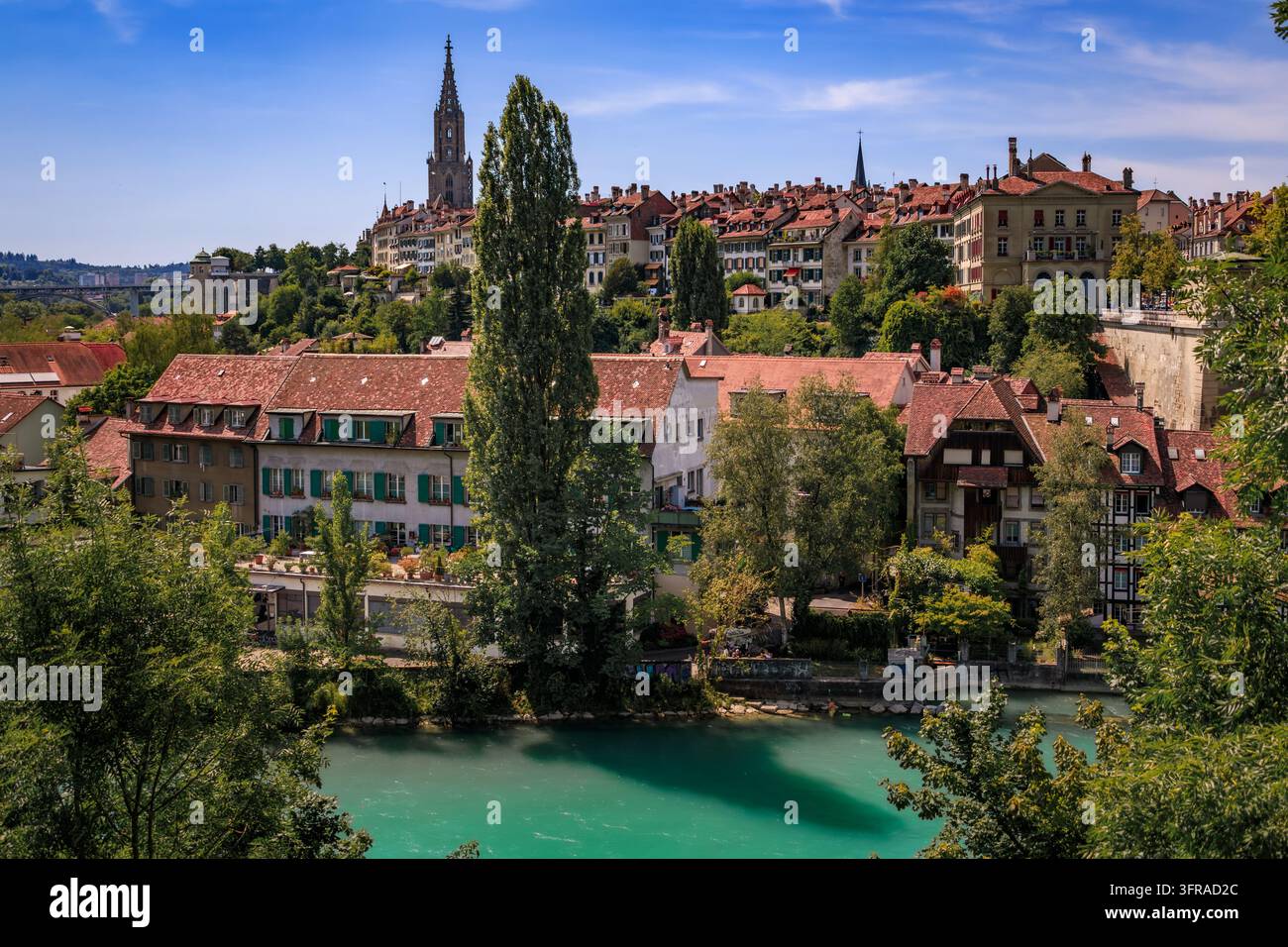 Aare turquoise avec le clocher gothique de la cathédrale de Berne surplombant les toits en terre cuite de la vieille ville médiévale d’Altstadt à Berne, Suisse Banque D'Images