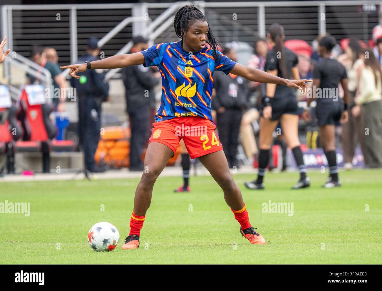 Washington, USA. 10 octobre 2026. WASHINGTON, DC - 10 OCTOBRE : L'attaquante espagnole Edna Imade (24) avant un match amical international entre les États-Unis WNT et l'Espagne WNT à l'Audi Field, à Washington, DC, le 10 octobre 2026. (Photo de Tony Quinn/SipaUSA) Crédit : Sipa USA/Alamy Live News Banque D'Images